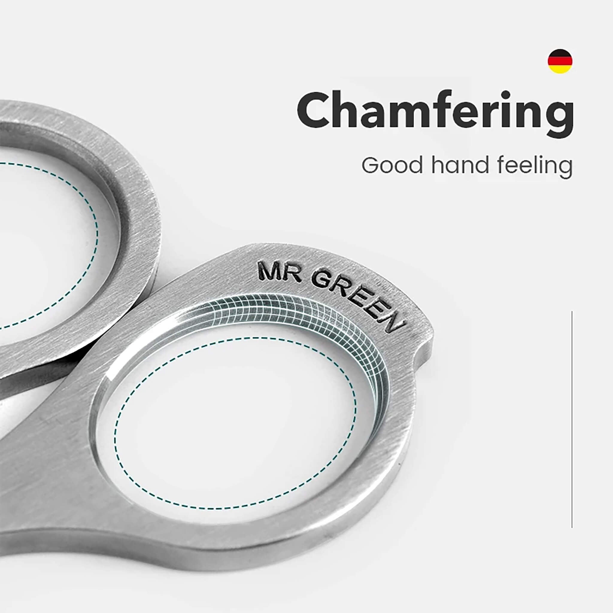 Gros plan des anneaux chanfreinés MR.GREEN en acier inox pour ciseaux nez, bords lissés pour confort et meilleur contrôle.