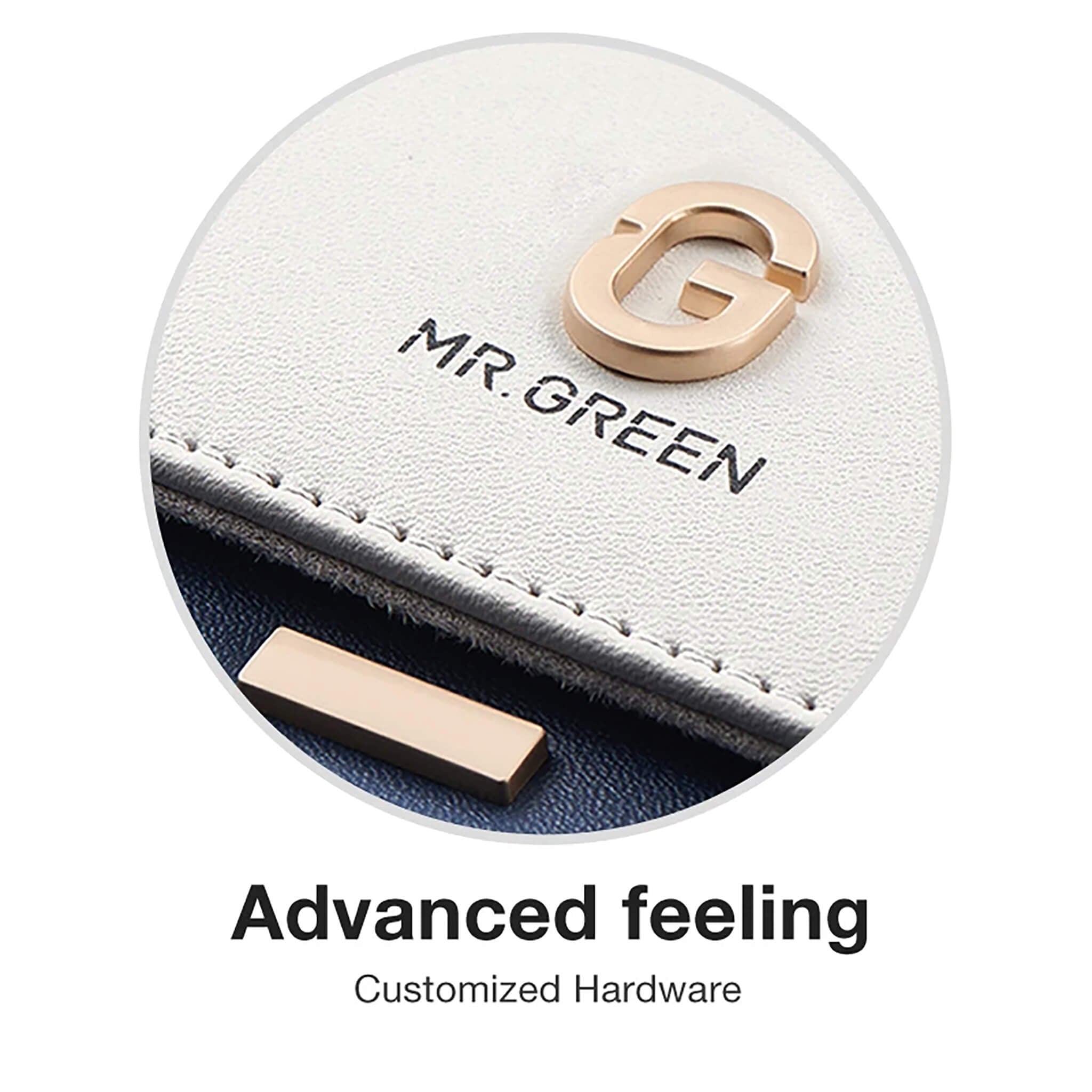 Gros plan sur l’étui MR.GREEN 8-en-1—logo « G » métallique et quincaillerie personnalisée sur cuir blanc/bleu, finition premium