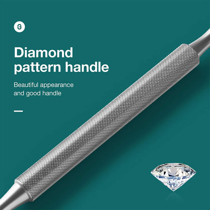 Poignée motif diamant de l’outil manucure MR.GREEN en acier inox, texture antidérapante pour une prise sûre; gros plan sur fond vert.