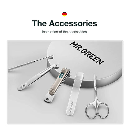 Accesorios MR.GREEN 5-en-1: cortaúñas, tijeras, pinza, herramienta de cutículas y lima de vidrio sobre base con logo.