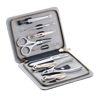 Set de manicura MR.GREEN Innate Luxury en estuche de cuero gris con cortaúñas, alicate, tijeras, pinzas, cureta y lima de acero quirúrgico.